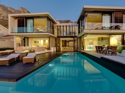 6 Bedroom House To Let in Camps Bay