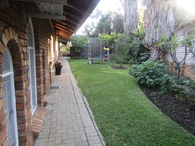 Beautiful 4 Bedroom Home in Sought After Elandsrand- Don't Miss Out
