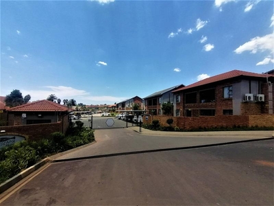 2 Bed Apartment/Flat For Rent Wilgeheuwel Roodepoort