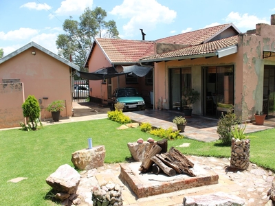 3 Bedroom House For Sale in Roodepoort West