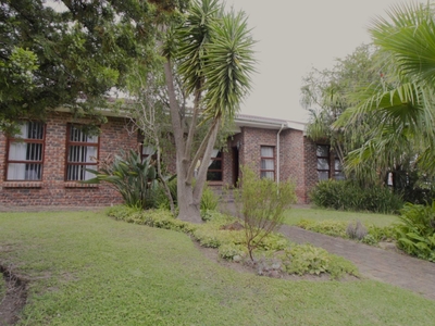 4 Bedroom House for Sale For Sale in Humansdorp - MR614387 -