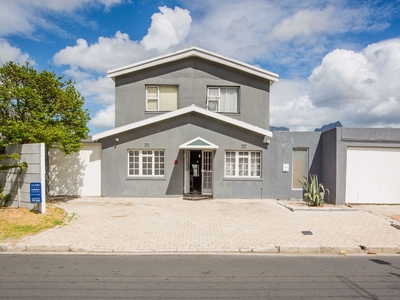 5 Bedroom House For Sale in Crawford