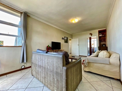 Spacious 2-Bedroom Wynberg Apartment: Ideal for Families and Investors