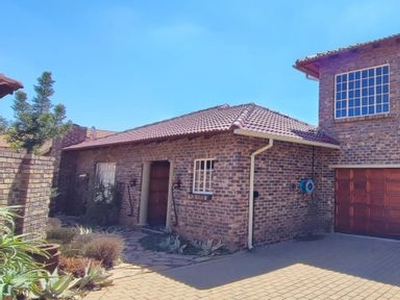 3 Bedroom Freehold For Sale in Thatchfield Estate