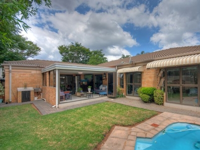 4 Bedroom House For Sale in Douglasdale