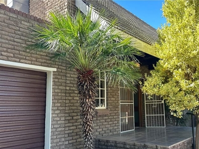 4 Bedroom townhouse - freehold for sale in Die Rand, Upington