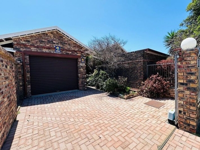 Capacious 3 Bedroom Townhouse in Cape Road Villas, Cotswold - R1 400 000