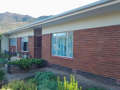 HOME NEAR VOLKSKOOL VERY NEAT 3 BEDROOM 2 BATHROOM IN A SOUGHT-AFTER SIDE STREET IN THE HORSESHOE: