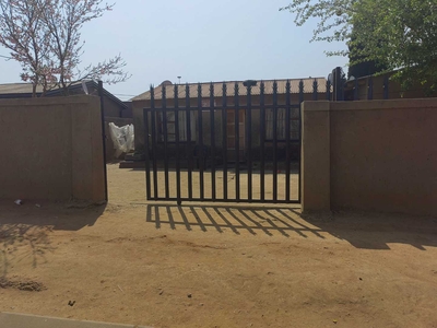 House For Sale in Tembisa