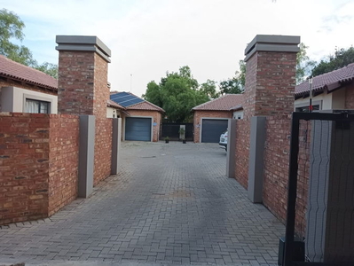 Well-maintained townhouse situated in a prime location of Potchefstroom Central