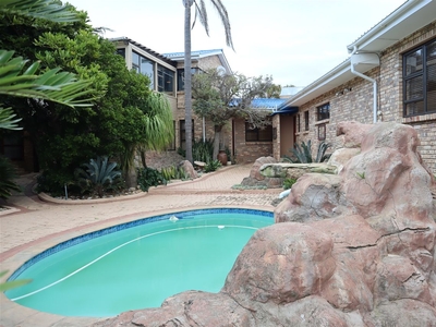6 Bedroom House For Sale in Jeffreys Bay Central