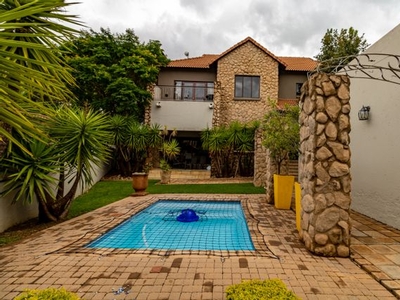 4 Bedroom Freehold For Sale in Silver Lakes Golf Estate