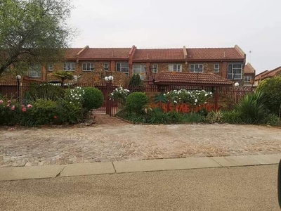 Townhouse For Rent In Dorandia, Pretoria