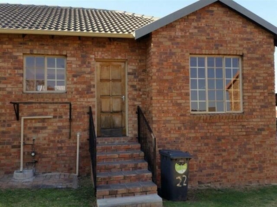 Townhouse For Rent In South Crest, Alberton