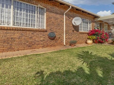 Townhouse For Sale In Florauna, Pretoria