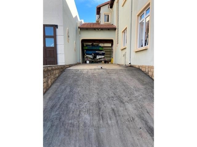 4 bedroom, Hartbeespoort North West N/A