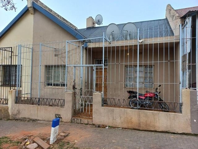 Apartment For Sale In Troyeville, Johannesburg
