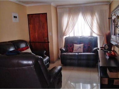 House For Sale In Isiphetweni, Tembisa