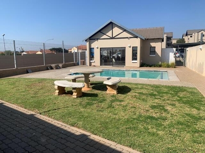 Townhouse For Rent In Ruimsig, Roodepoort