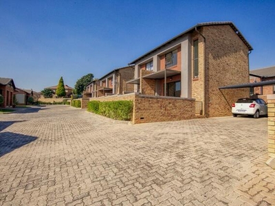 Townhouse For Sale In Wilgeheuwel, Roodepoort