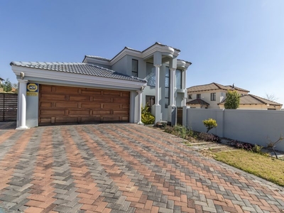 Property for sale with 4 bedrooms, Crescent Wood Country Estate, Midrand