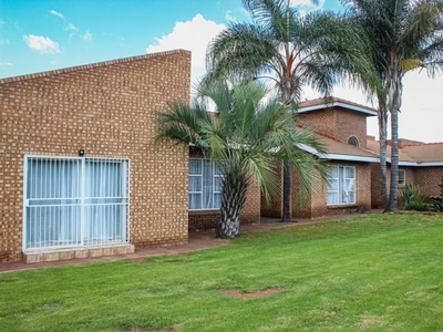 House for sale with 4 bedrooms, Aerorand, Middelburg
