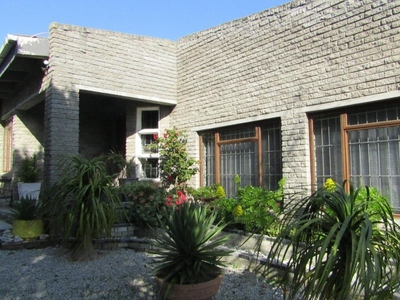 House for sale with 5 bedrooms, Kleinbaai, Gansbaai