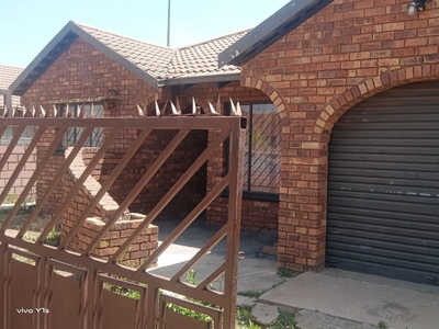 House For Sale in Tsakane Ext 1