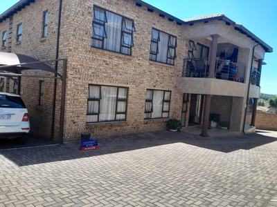 3 Bedroom Townhouse For Sale in Mondeor