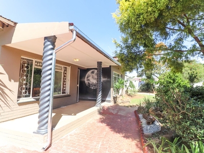 6 Bedroom Freehold For Sale in Northmead
