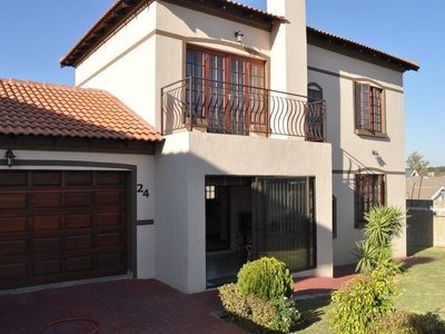 Townhouse To Rent in Broadacres, Gauteng