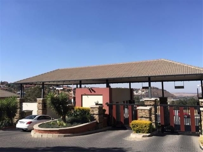 Townhouse To Rent in Oakdene, Gauteng