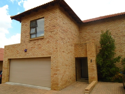 3 Bedroom Townhouse For Sale in South Crest