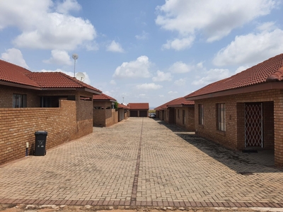 3 Bedroom Townhouse For Sale in Waterberry Country Estate