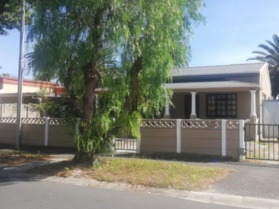 3 Bedroom house for sale in Gleemoor, Cape Town