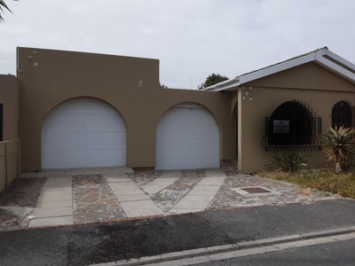 4 Bedroom house for sale in Rylands, Cape Town