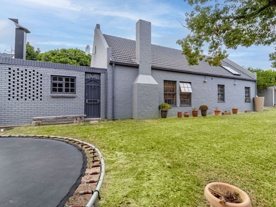 COLONIAL FARMSTYLE HOUSE CLOSE TO GENE LOUW PRIMARY