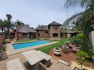 Stunning 4 Bedroom Family home areal jewel for the entertainer and outside living family.