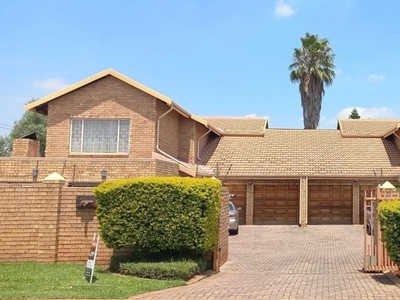 4 Bedroom Freehold For Sale in Rooihuiskraal North