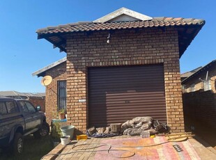 3 Bedroom townhouse - freehold to rent in Witbank Ext 10