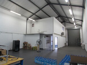 MONTAGUE GARDENS: 227m2 Warehouse To Let