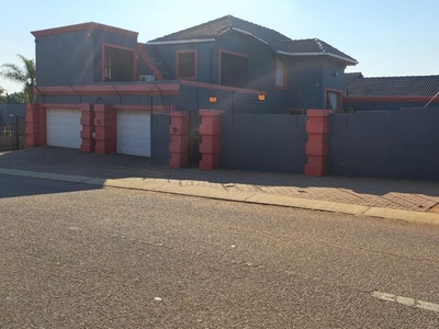8 Bedroom house sold in Garsfontein, Pretoria
