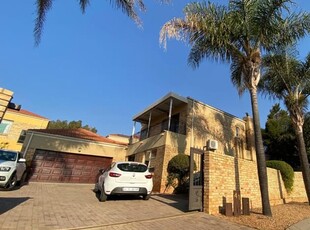 3 Bedroom townhouse - sectional to rent in Florida Glen, Roodepoort
