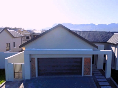 4 Bedroom Gated Estate For Sale in Paarl South
