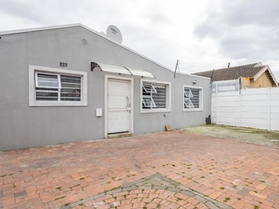 3 Bedroom house rented in Pelican Park, Cape Town