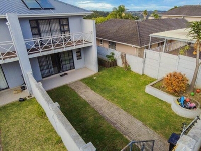 Townhouse For Rent In Beacon Bay, East London