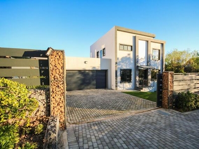House For Sale In Rome Glen, Somerset West