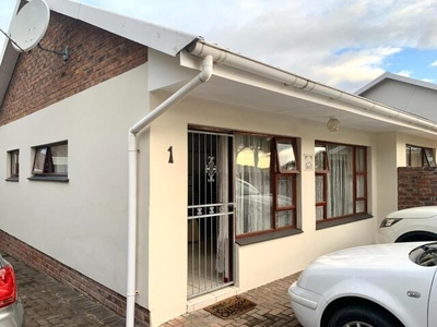 Townhouse For Rent In Beacon Bay, East London