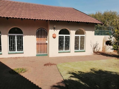 Townhouse For Rent In Heuwelsig, Bloemfontein