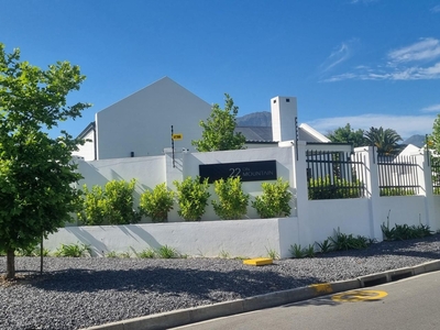 3 Bedroom House For Sale in Somerset West Central